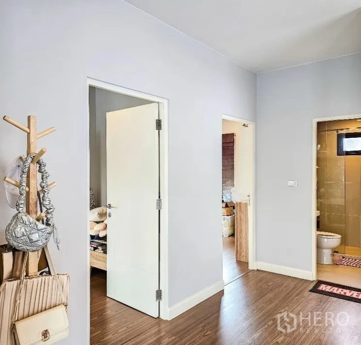 บ้าน ขายในLam Luk Ka, Pathum Thani - โถงทางเดินชั้นบน เชื่อมห้องนอนและห้องน้ำรวม