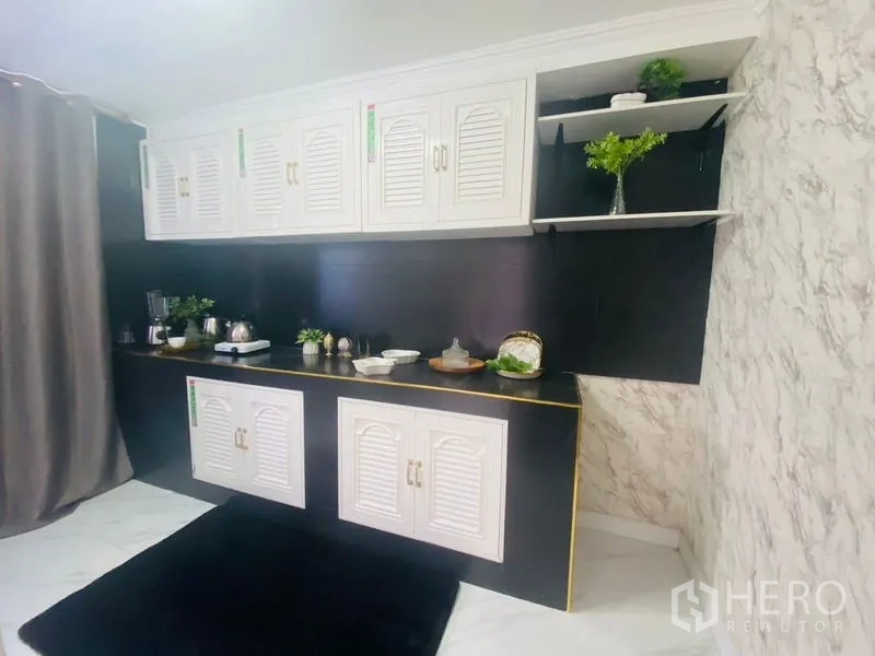 คอนโด ให้เช่าหรือขายในWatthana, Bangkok - ครัวแพนทรีขนาดกะทัดรัด ตู้บานเกล็ดสีขาว ผนังกันเปื้อนสีดำ