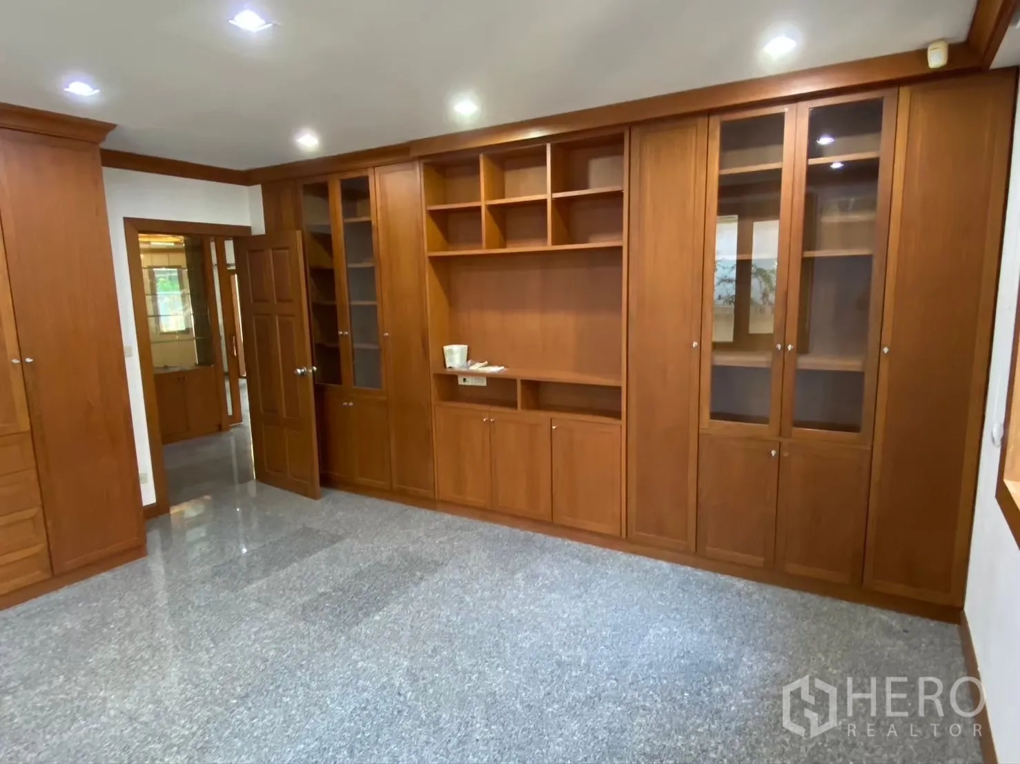 บ้าน ให้เช่าในWatthana, Bangkok - ห้องขนาดใหญ่พร้อมชั้นและตู้บิวท์อินรอบห้อง