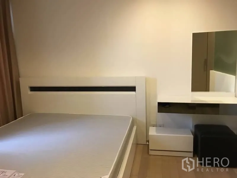 คอนโด ให้เช่าในKhlong Toei, Bangkok - ห้องนอนมินิมอล เตียงสีขาว โต๊ะเครื่องแป้งบิวท์อิน พื้นไม้โทนอ่อน