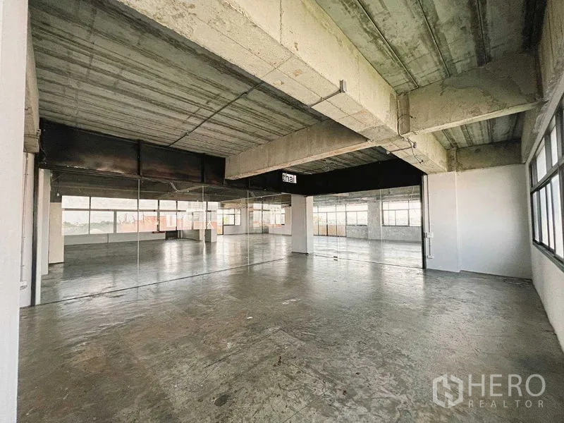 零售空间 出租在Yan Nawa, Bangkok - 大面积灵活楼层，镜面玻璃墙与多扇窗。