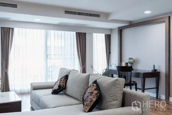 Apartment for rent - Bright lounge with L-shaped sofa and a built-in work desk by the window.