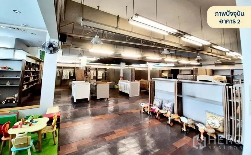 零售空间 出租在Wang Thonglang, Bangkok - 明亮开放式销售大厅，外露管线、灯轨与产品展示区。