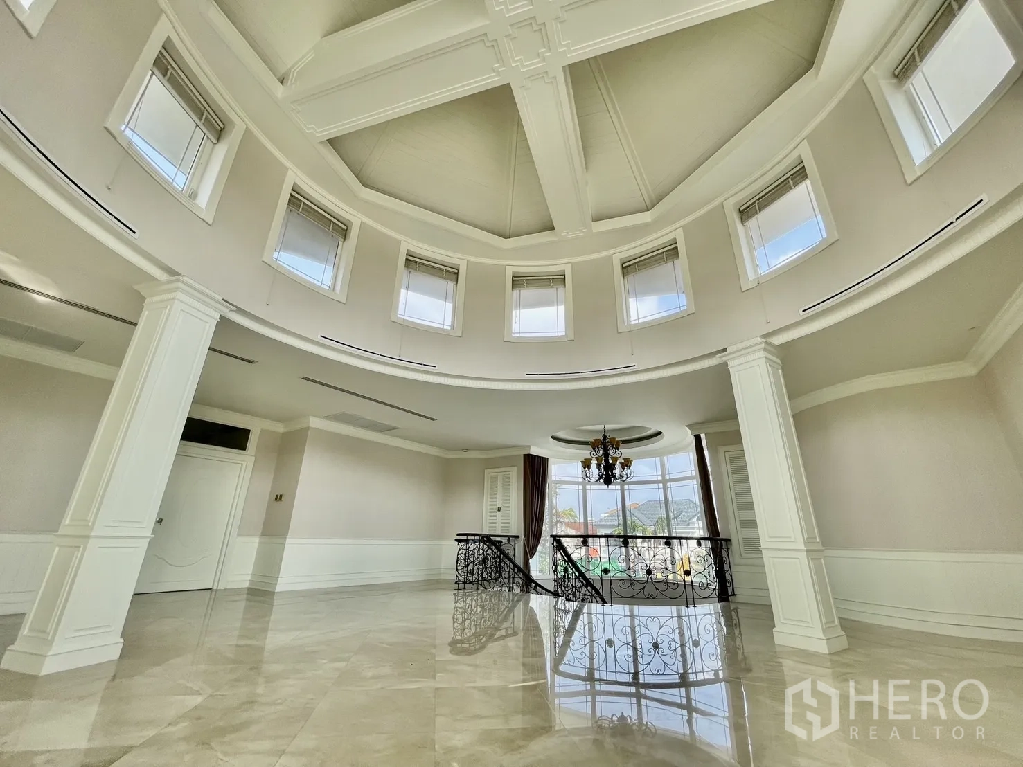 独立式住宅 出租在Chatuchak, Bangkok - 圆形挑空大厅，穹顶天花与环形窗