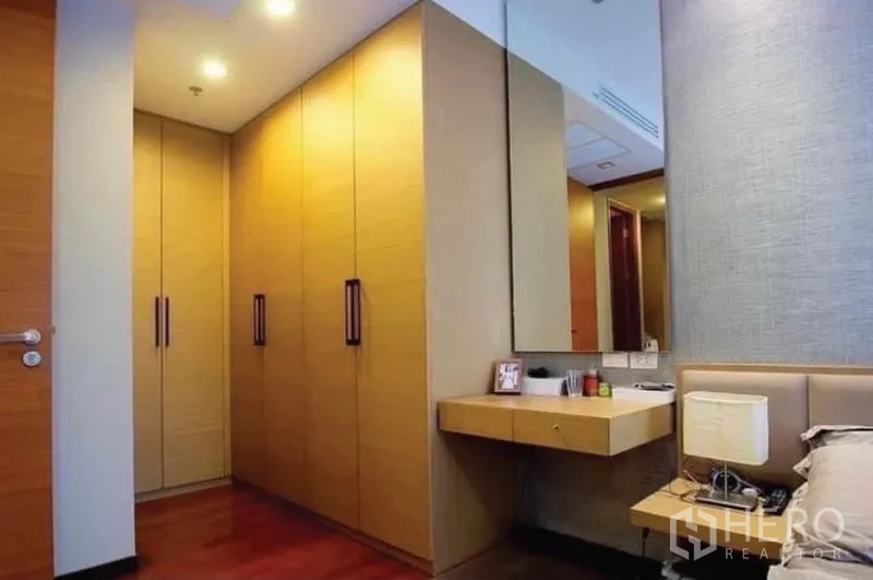 คอนโด ขายในKhlong Toei, Bangkok - ห้องนอนหลักมีตู้เสื้อผ้าบิลท์อินและโต๊ะเครื่องแป้ง