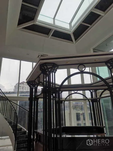 零售空间 出租 - 弧形天鹅绒卡座配红帘，光泽大理石地面