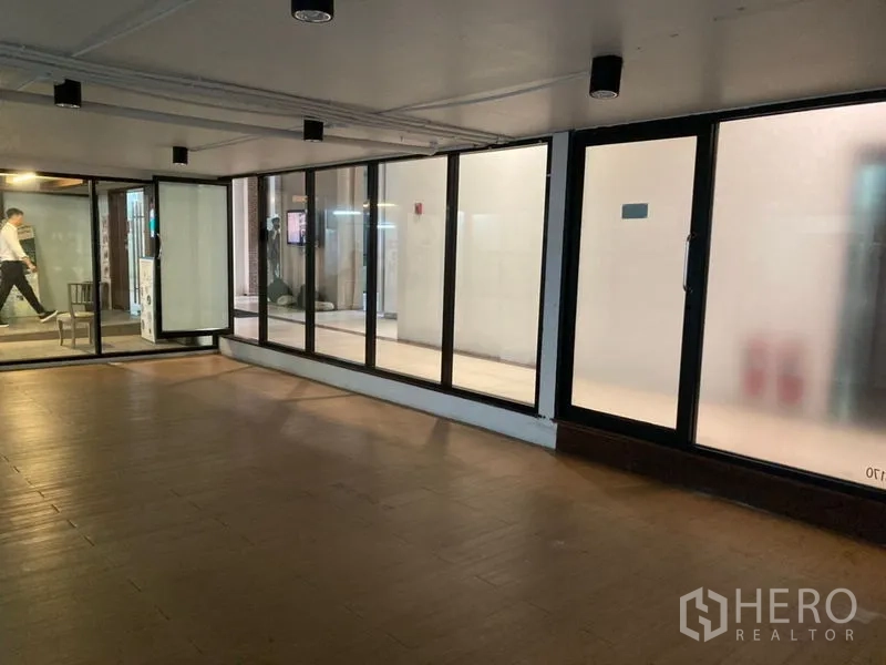 零售空间 出租在Khlong Toei, Bangkok - 开放店面双侧玻璃，可眺望室内商业步行街。