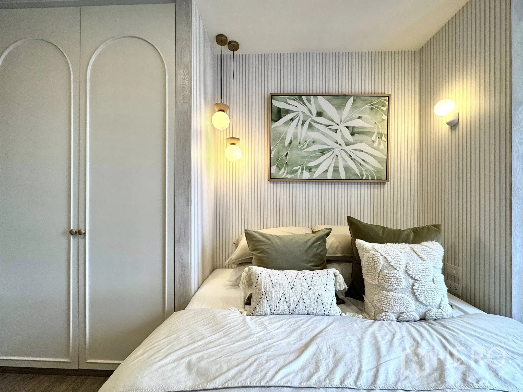 公寓 for rent in Watthana, Bangkok - 次卧配白色拱形衣柜、植物装饰画与壁灯。