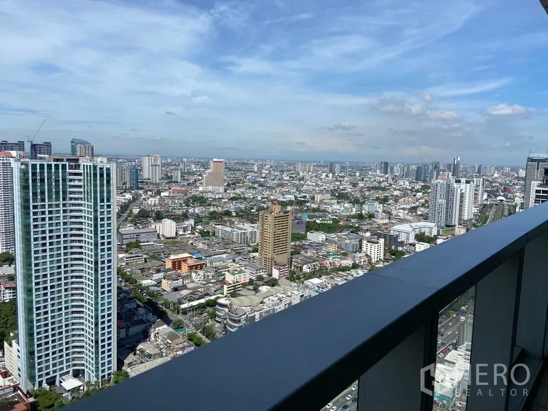 คอนโด ให้เช่าในKhlong San, Bangkok - ระเบียงชั้นสูงมองเห็นเส้นขอบฟ้าเมืองกรุงเทพฯ ใต้ท้องฟ้าสีฟ้า
