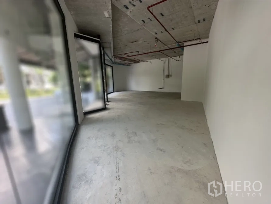 Office Space for rent in Khlong Toei, Bangkok - Deep open-plan office shell with exposed ceiling services and full-height glazing.
