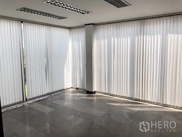 带办公室的家 出租在Huai Khwang, Bangkok - 转角办公室，落地窗配竖百叶，石材地面采光充足。
