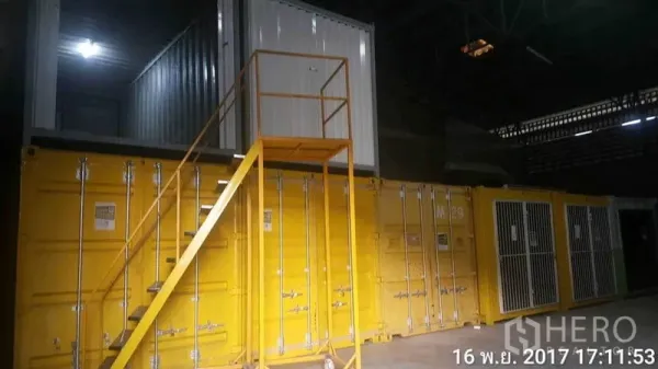 โรงงาน ให้เช่าในBang Phli, Samut Prakan - ภายในโกดัง มีตู้คอนเทนเนอร์ซ้อนกัน บันไดสีเหลือง และโซนเก็บของแบบกรง