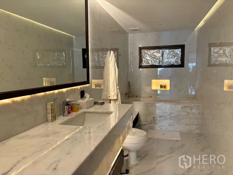 คอนโด ให้เช่าในWatthana, Bangkok - ห้องน้ำหินอ่อนมีอ่างอาบน้ำ ช่องวางของไฟในตัว และแสงอบอุ่น