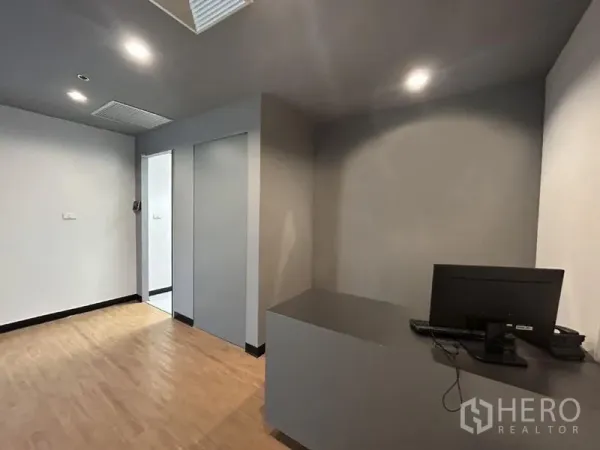 Office Space for rent in Chatuchak, Bangkok - Minimalist reception area with built-in counter and downlights.