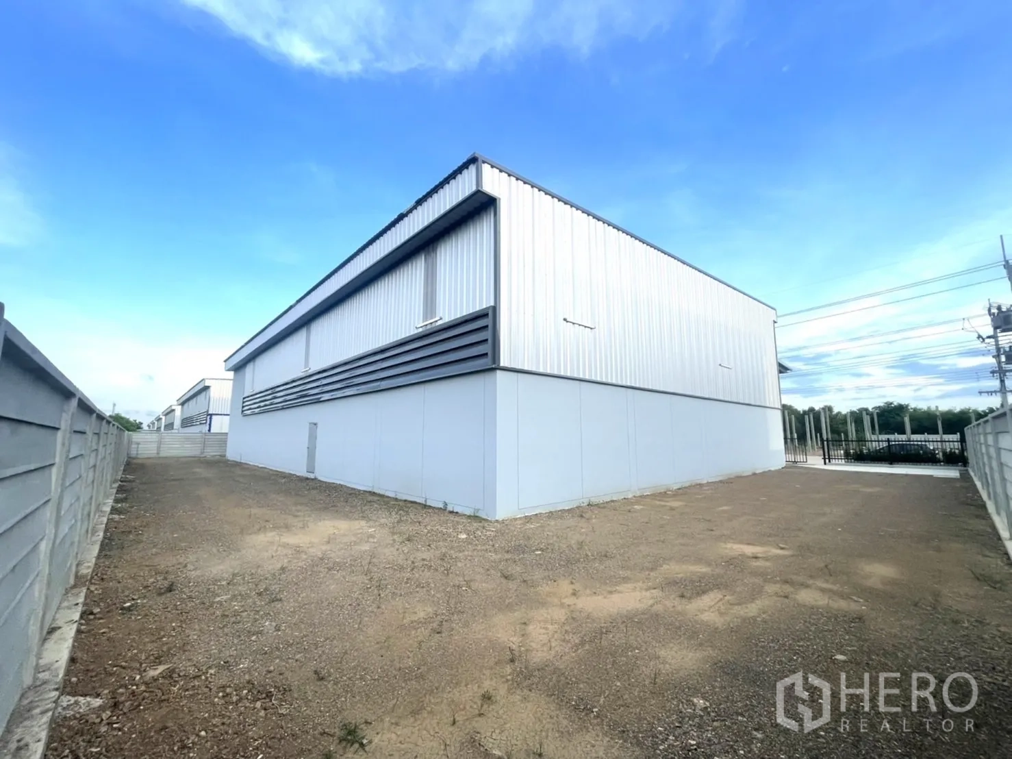 工厂 出租或出售在Bang Yai, Nonthaburi - 宽阔后院，碎石地面和周界围墙。