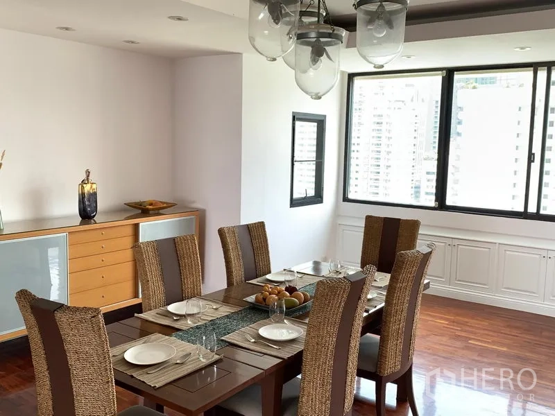 公寓 出售在Khlong Toei, Bangkok - 带城市景观的窗边餐厅，吊灯与边柜