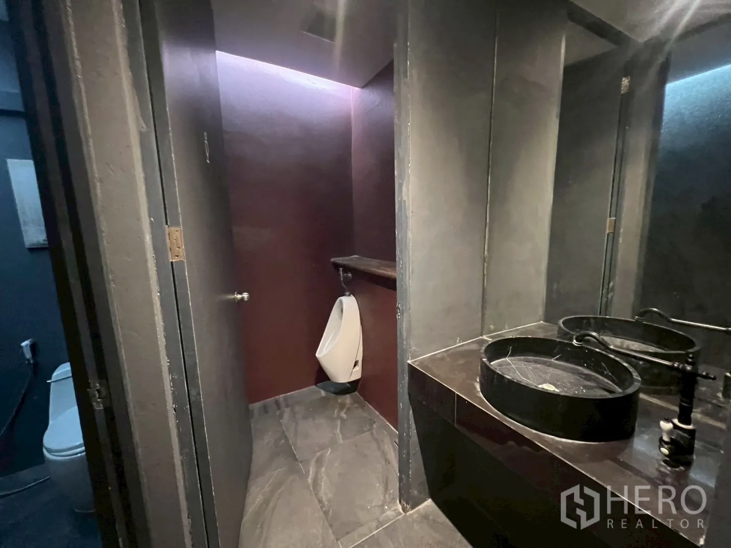 Home Office for rent in Watthana, Bangkok - Restroom area with a urinal, round basin, and dark finishes.