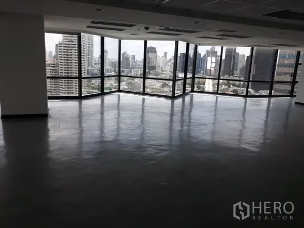 Office Space for rent in Bangkok - Open corner workspace with floor-to-ceiling style glazing and city skyline outlook over Sukhumvit.