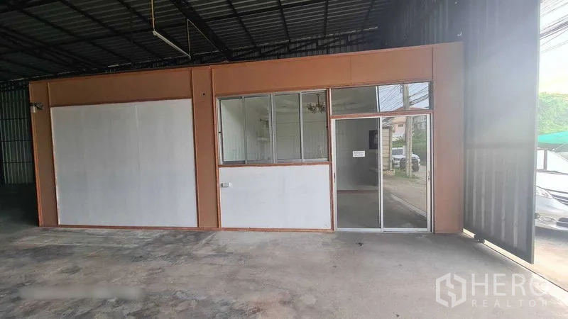 Warehouse for rent in Bang Kapi, Bangkok - Glass sliding door entrance to the on-site office beside the main loading bay.
