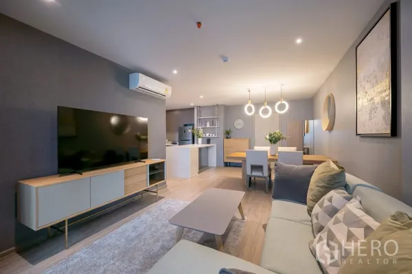 คอนโด ให้เช่าในKhlong Toei, Bangkok - พื้นที่นั่งเล่น–รับประทานอาหารแบบเปิด เชื่อมครัวยุคใหม่และทีวีจอใหญ่