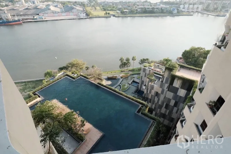 Condominium for rent in Yan Nawa, Bangkok - Infinity-edge pool and landscaped deck facing the Chao Phraya River.
