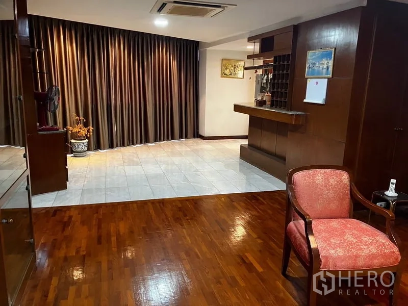 คอนโด ให้เช่าหรือขายในKhlong Toei, Bangkok - มุมบาร์พร้อมพื้นกระเบื้อง ผนังไม้ และผ้าม่านแบบเต็มผนัง