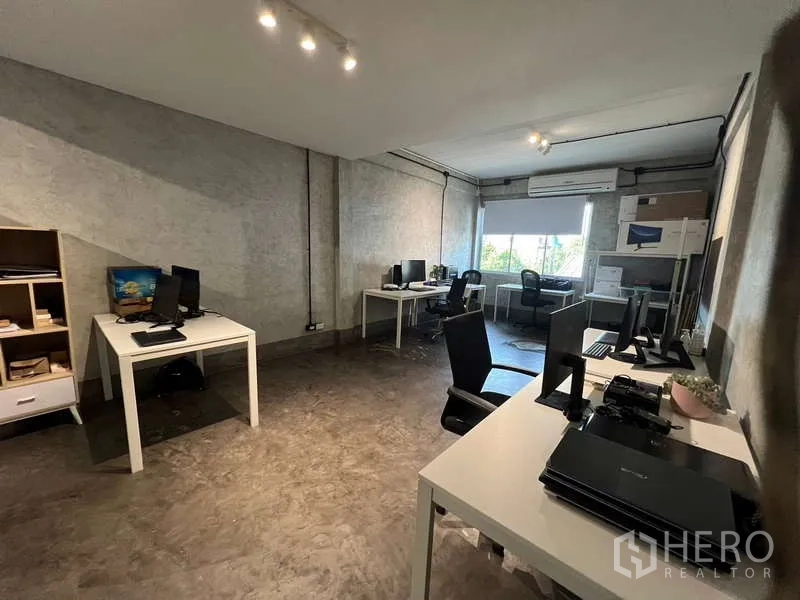 อาคารพาณิชย์ ขายในSuan Luang, Bangkok - ห้องทำงานติดหน้าต่าง หลายโต๊ะ เก็บความเย็นด้วยแอร์ และไฟราง