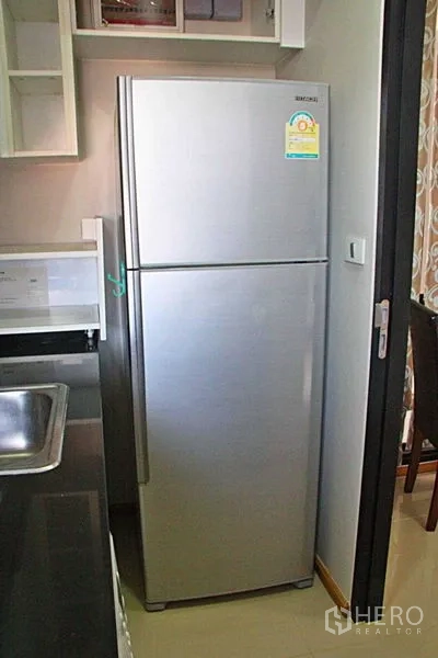 คอนโด ให้เช่าในPhaya Thai, Bangkok - มุมครัวกะทัดรัด พร้อมตู้เย็นสแตนเลสข้างเคาน์เตอร์และอ่างล้างจาน