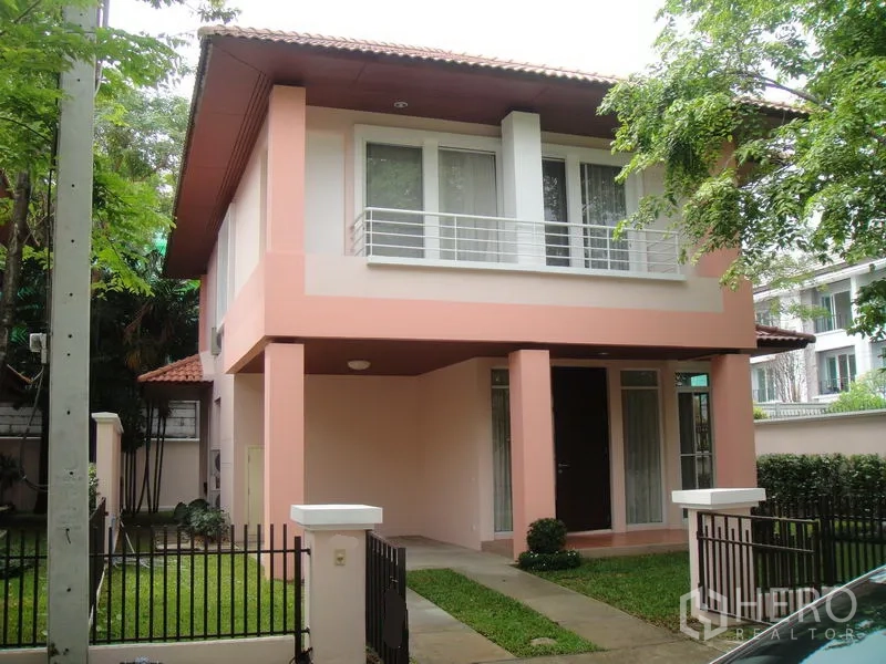 Detached House for rent in Wang Thonglang, Bangkok - Two-storey detached house with balcony, tiled roof and gated front lawn.