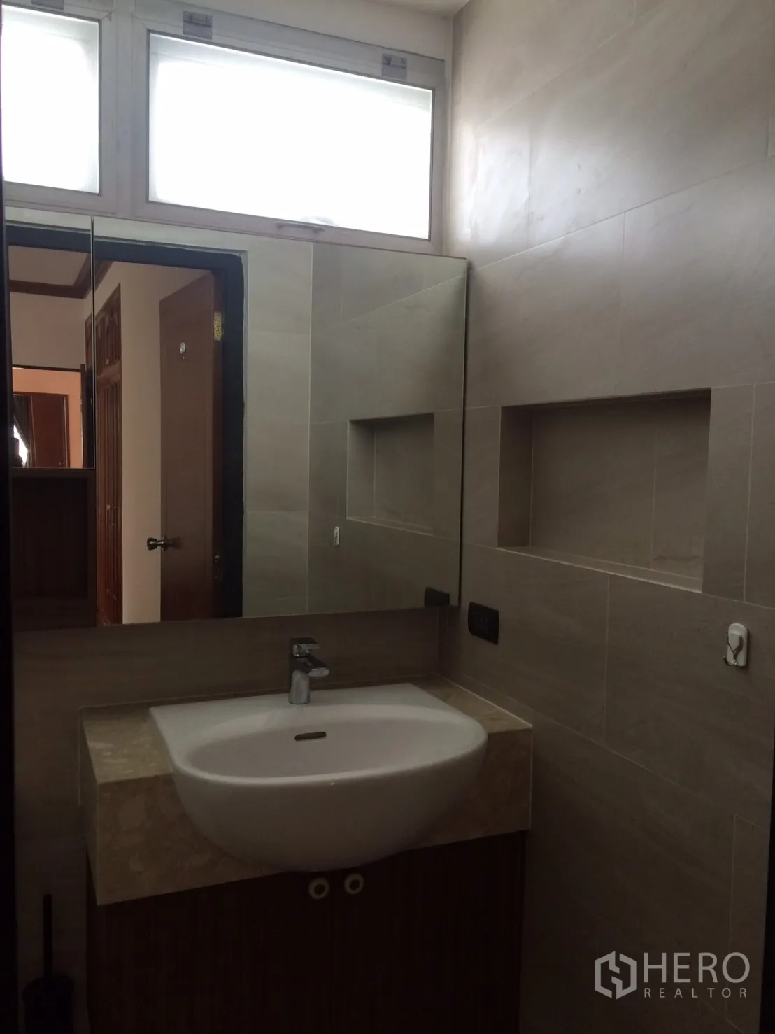 独立式住宅 出租在Khlong Toei, Bangkok - 现代卫浴，宽大镜面与洗手台，浅色瓷砖。