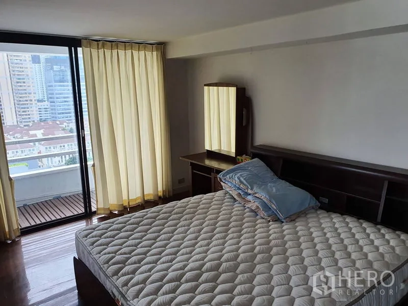 公寓 出售在Watthana, Bangkok - 主卧带床和梳妆台，连通阳台，俯瞰城市天际线。