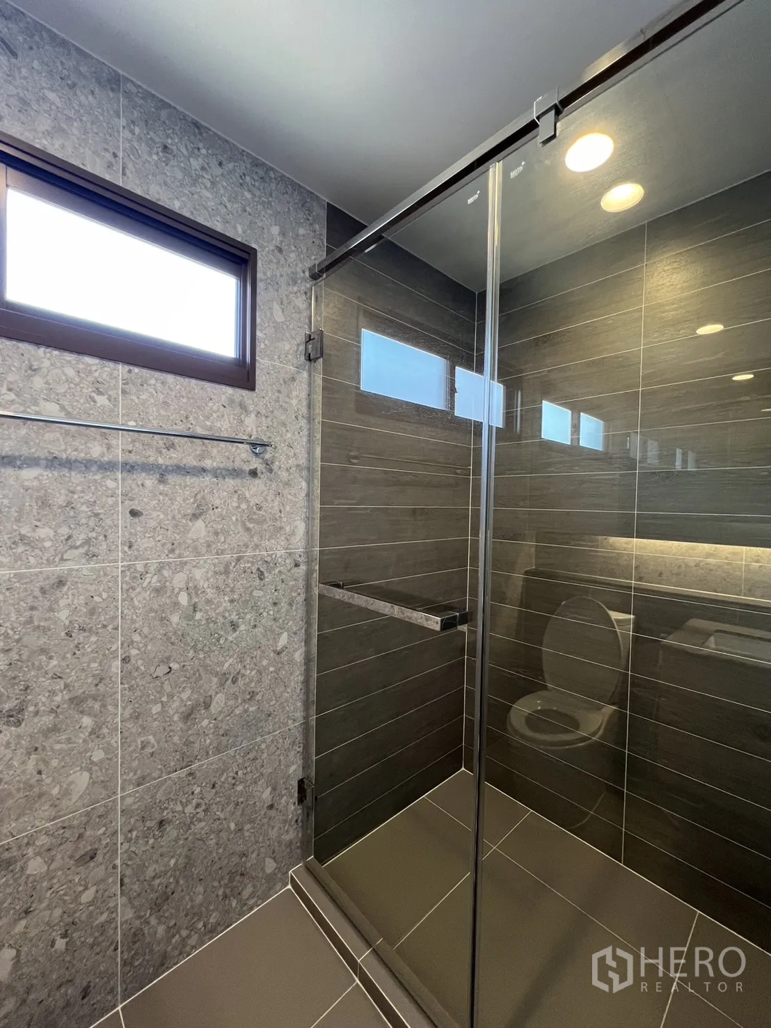 Detached House for rent or sale in Bang Kapi, Bangkok - Maid or storage room with tiled floor and window.