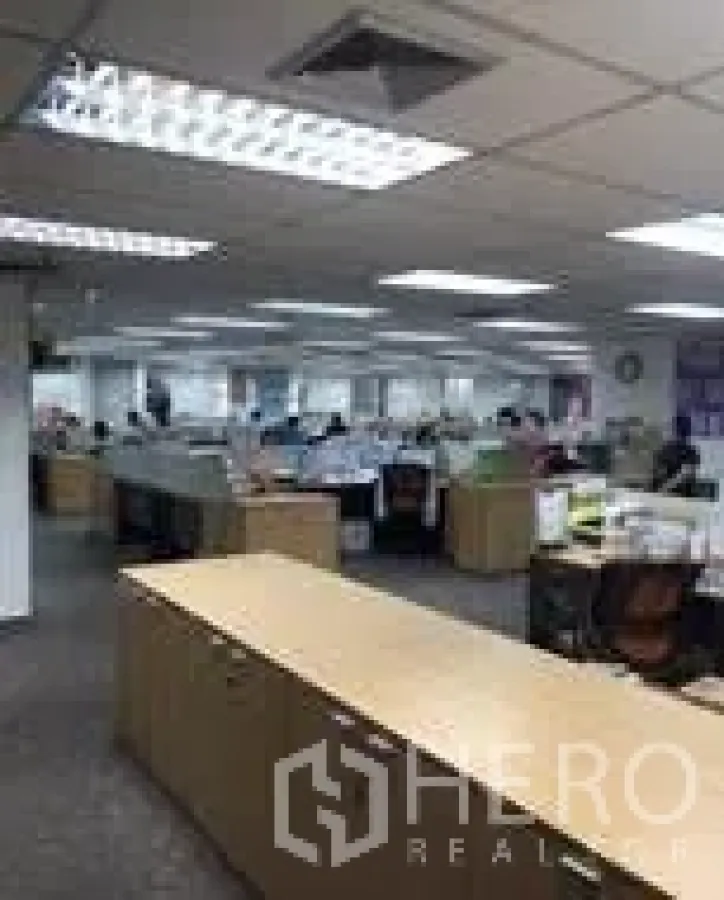 办公空间 出租在Khlong Toei, Bangkok - 开放式办公室，成排工位、格栅灯与吊顶风口，前方为长储物柜。
