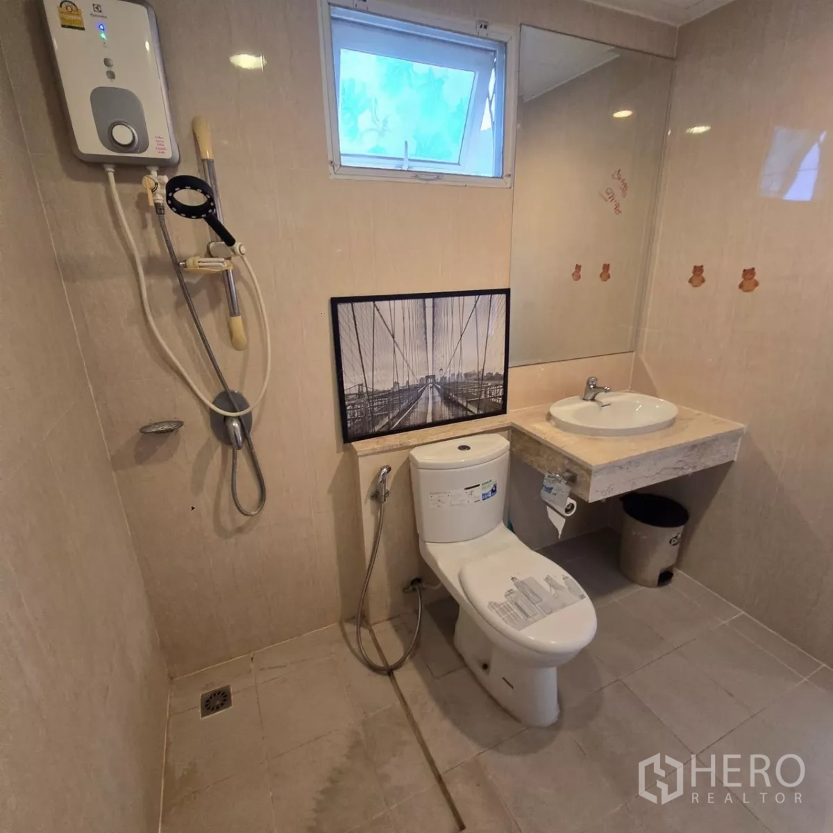 บ้าน ให้เช่าในMueang Pathum Thani, Pathum Thani - ห้องน้ำสะอาดพร้อมสายฉีดชำระและกรอบภาพ