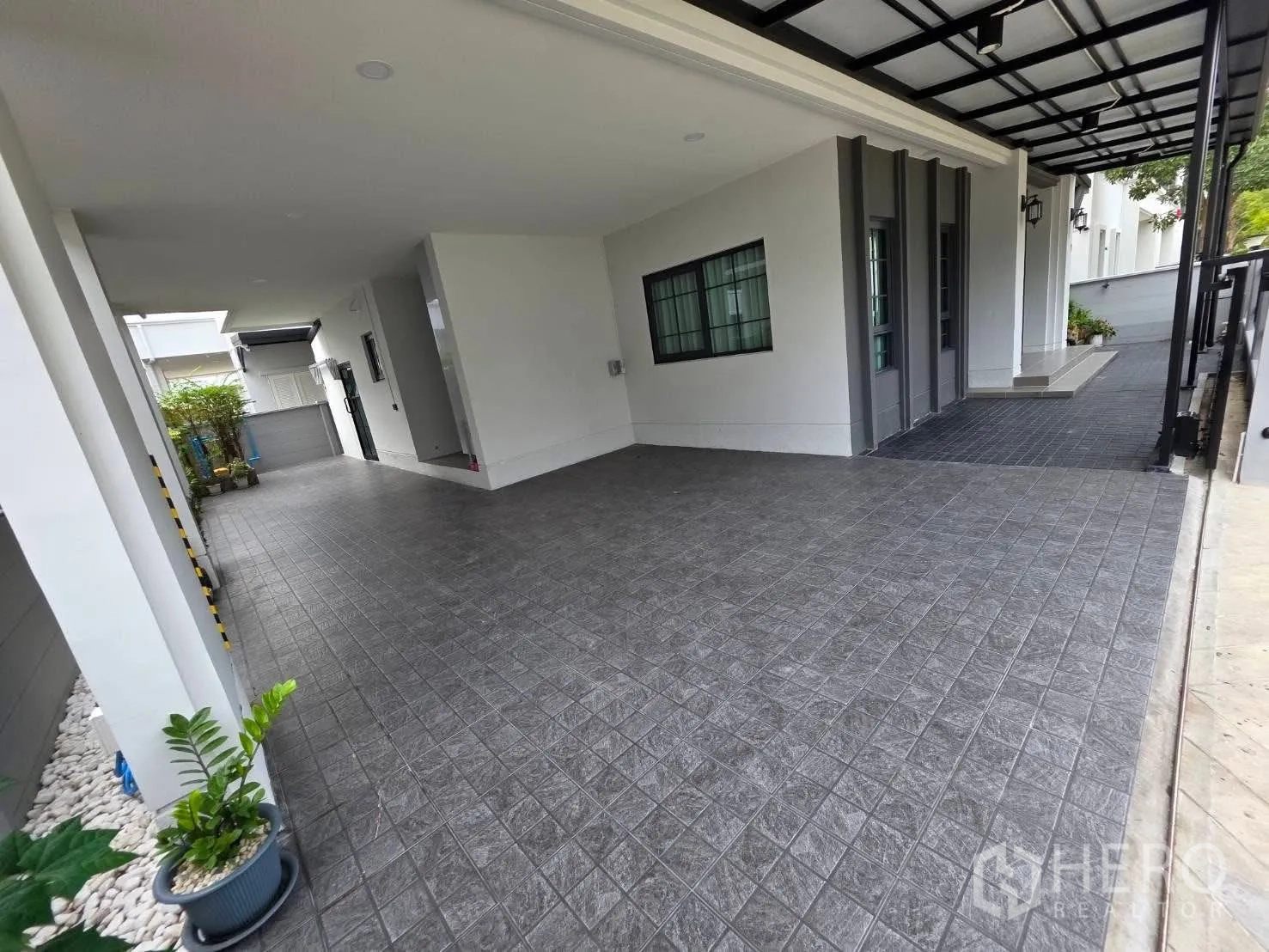 Detached House for rent or sale in Bang Phli, Samut Prakan - Spacious covered carport and tiled driveway beside the house.