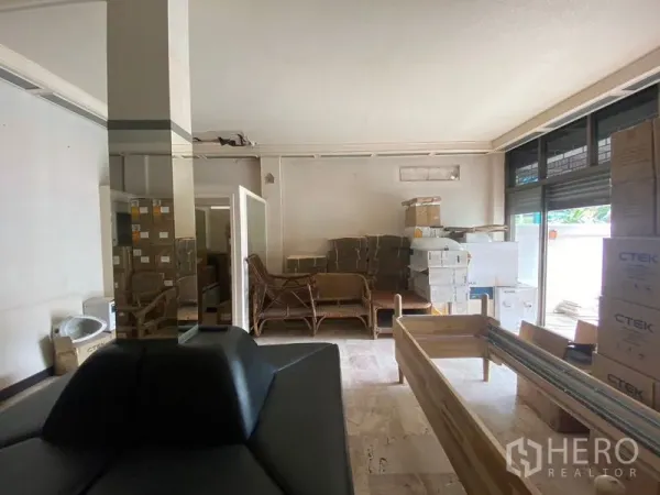 零售空间 出租在Watthana, Bangkok - 一层零售区，临街大窗，开间通透，内有纸箱与座椅，待装修