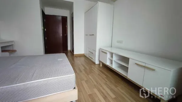 คอนโด ให้เช่าในKhlong Toei, Bangkok - มุมห้องนอนเห็นฐานเตียง ตู้เก็บของเตี้ย และตู้เสื้อผ้าวางลอย พื้นไม้