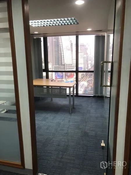 สำนักงาน ให้เช่า - กลุ่มเวิร์กสเตชันมุมพร้อมฉากกั้นสีน้ำเงินในพื้นที่สำนักงานแบบเปิด