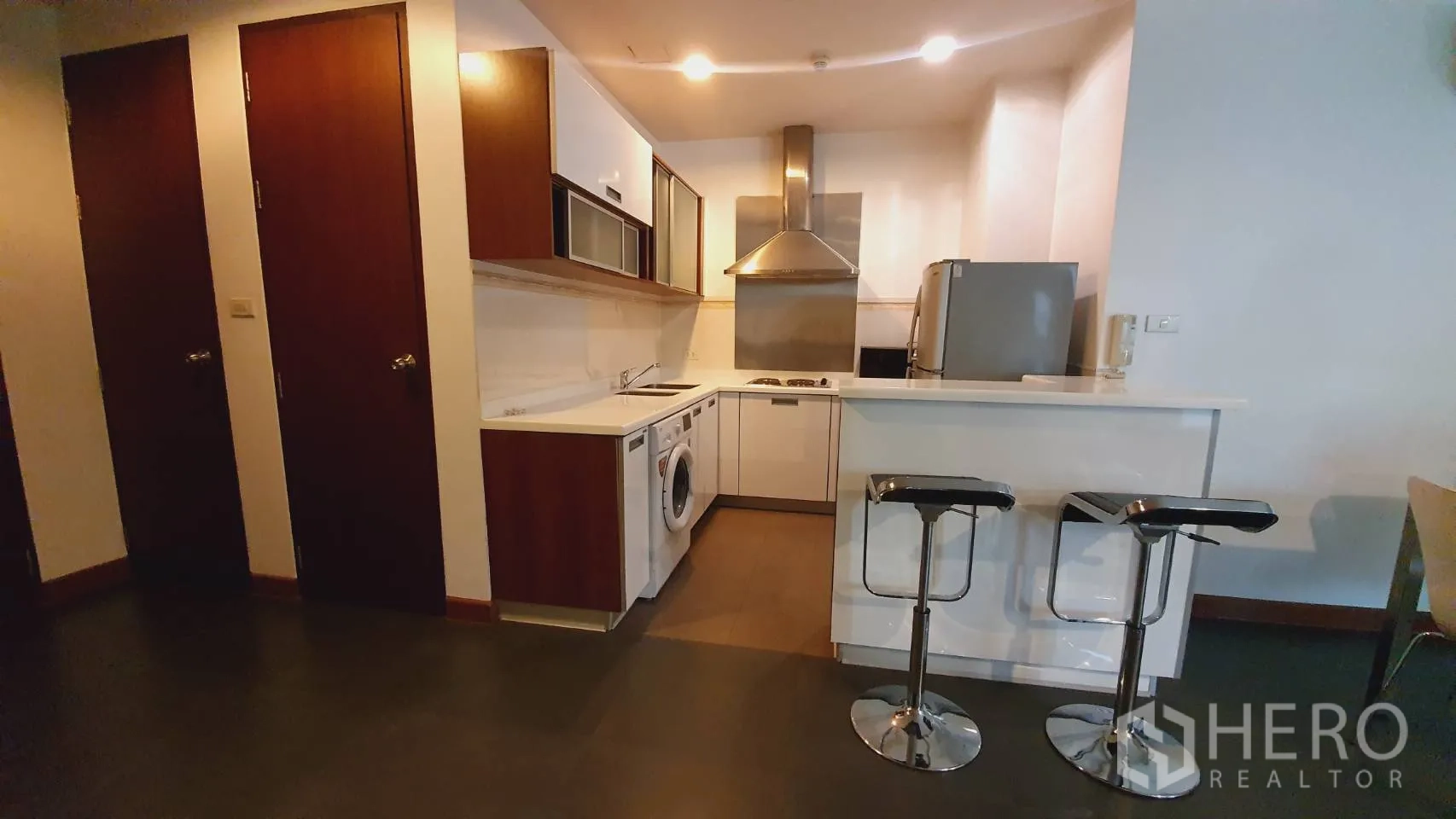 คอนโด ให้เช่าในKhlong Toei, Bangkok - ครัวรูปตัว U มีเครื่องซักผ้า เตา และเก้าอี้บาร์