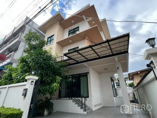 บ้าน ขายในPhra Khanong, Bangkok - โรงจอดรถมีหลังคาและบันไดหน้าบ้านเข้าสู่ประตูกระจก