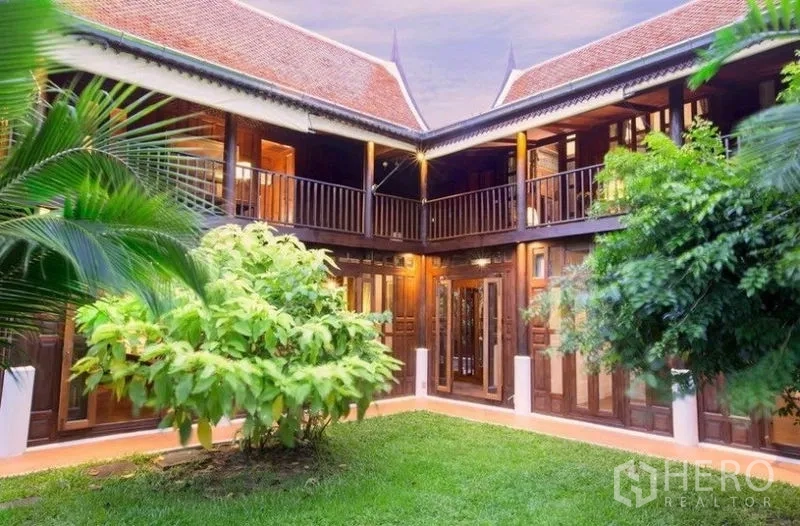 บ้าน ให้เช่าในBang Na, Bangkok - ลานกลางบ้านสไตล์ไทย มีสนามหญ้าและระเบียงชั้นบนล้อมรอบ