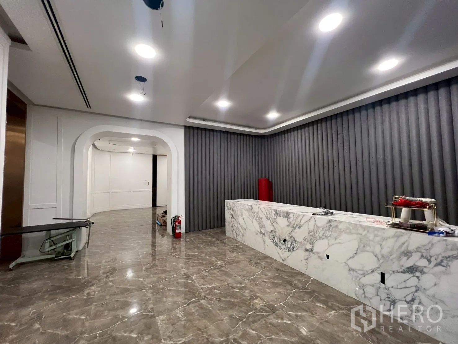 零售空间 出租在Watthana, Bangkok - 大理石接待台，拱形门口与下照灯照明的大厅