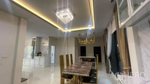 บ้าน ให้เช่าหรือขายในPrawet, Bangkok - มุมรับประทานอาหาร โต๊ะหินอ่อน เก้าอี้สีทอง เพดานซ่อนไฟและโคมระย้า