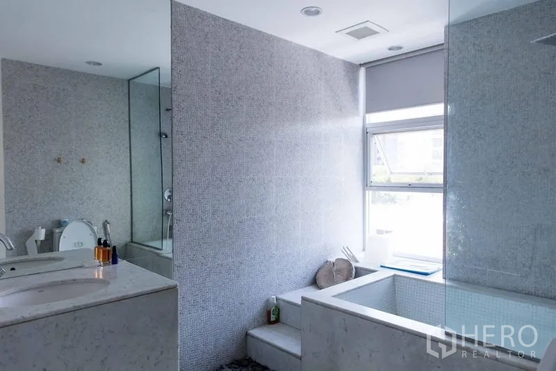 联排别墅 出售 - 浴室铺马赛克，嵌入式浴缸与采光窗。