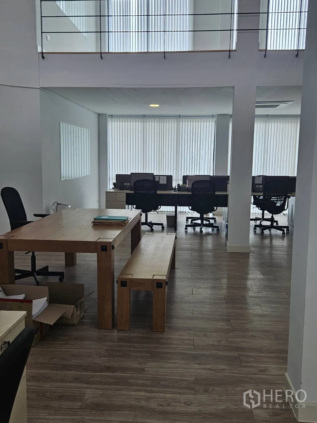 家庭办公室 for rent in Bang Khen, Bangkok - 挑高空间，竖百叶窗与夹层，上下两区设有工位。