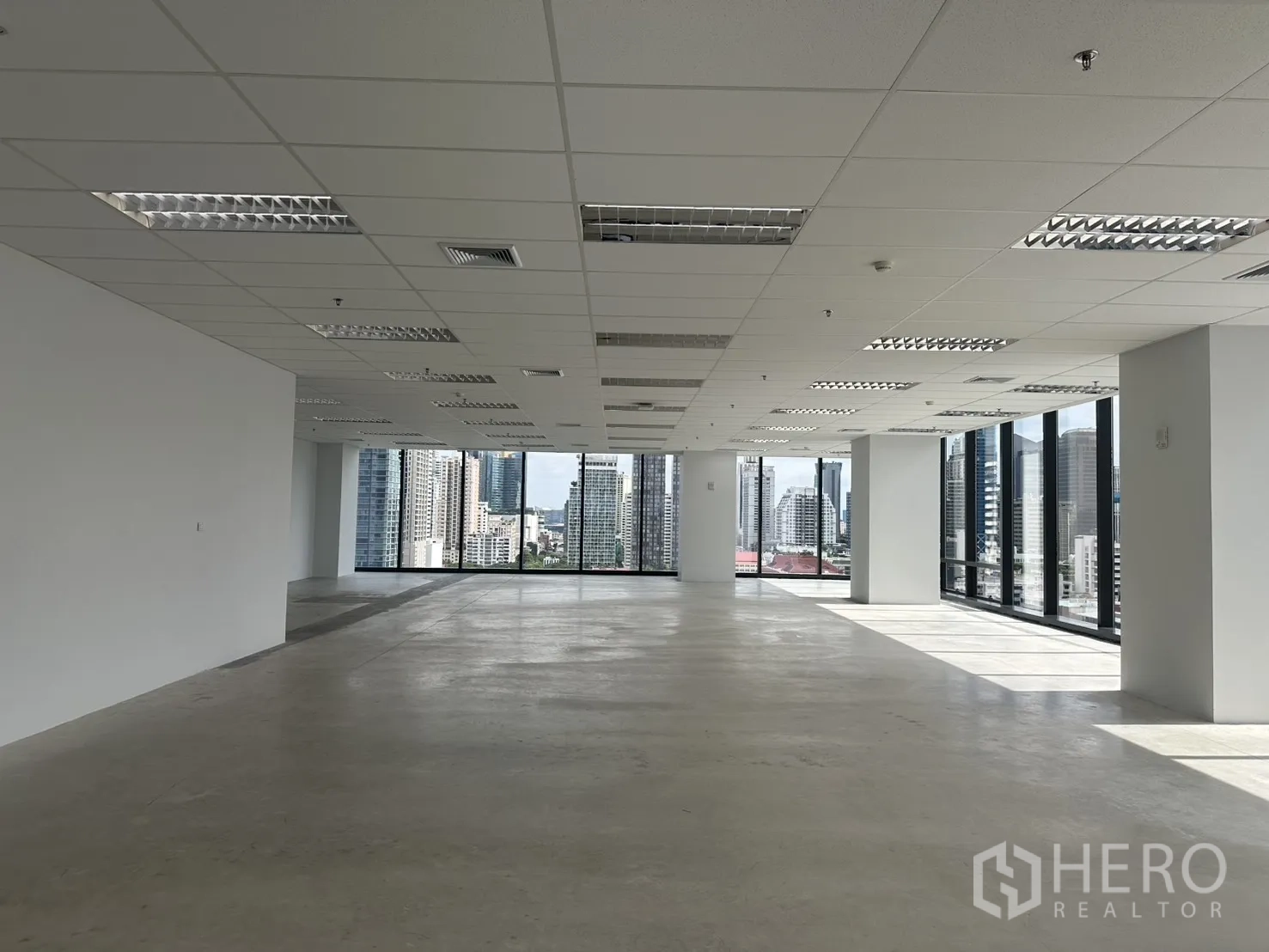 Office Space for rent in Ratchathewi, Bangkok - Open office space with natural light along two windowed sides and ceiling air vents.