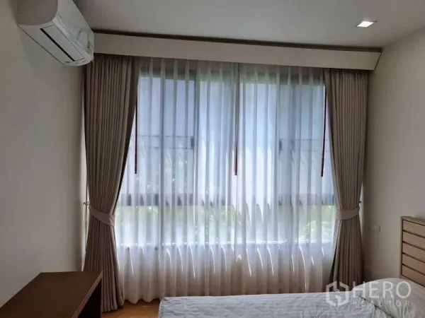 公寓 出售在Khlong Toei, Bangkok - 卧室配大窗及纱帘、空调。