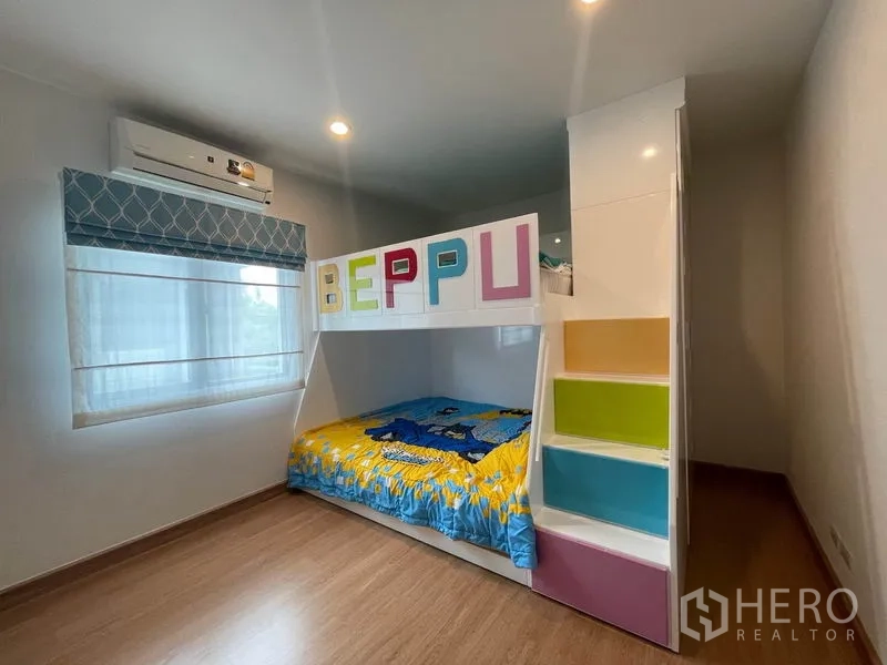 Detached House for rent - Children’s bedroom with colorful bunk bed and laminate flooring.