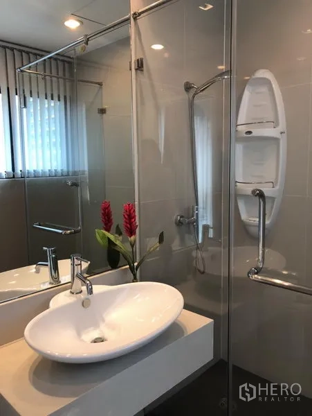 公寓 出租或出售在Sathon, Bangkok - 现代卫浴，玻璃封闭淋浴间与台上盆及镀铬五金。