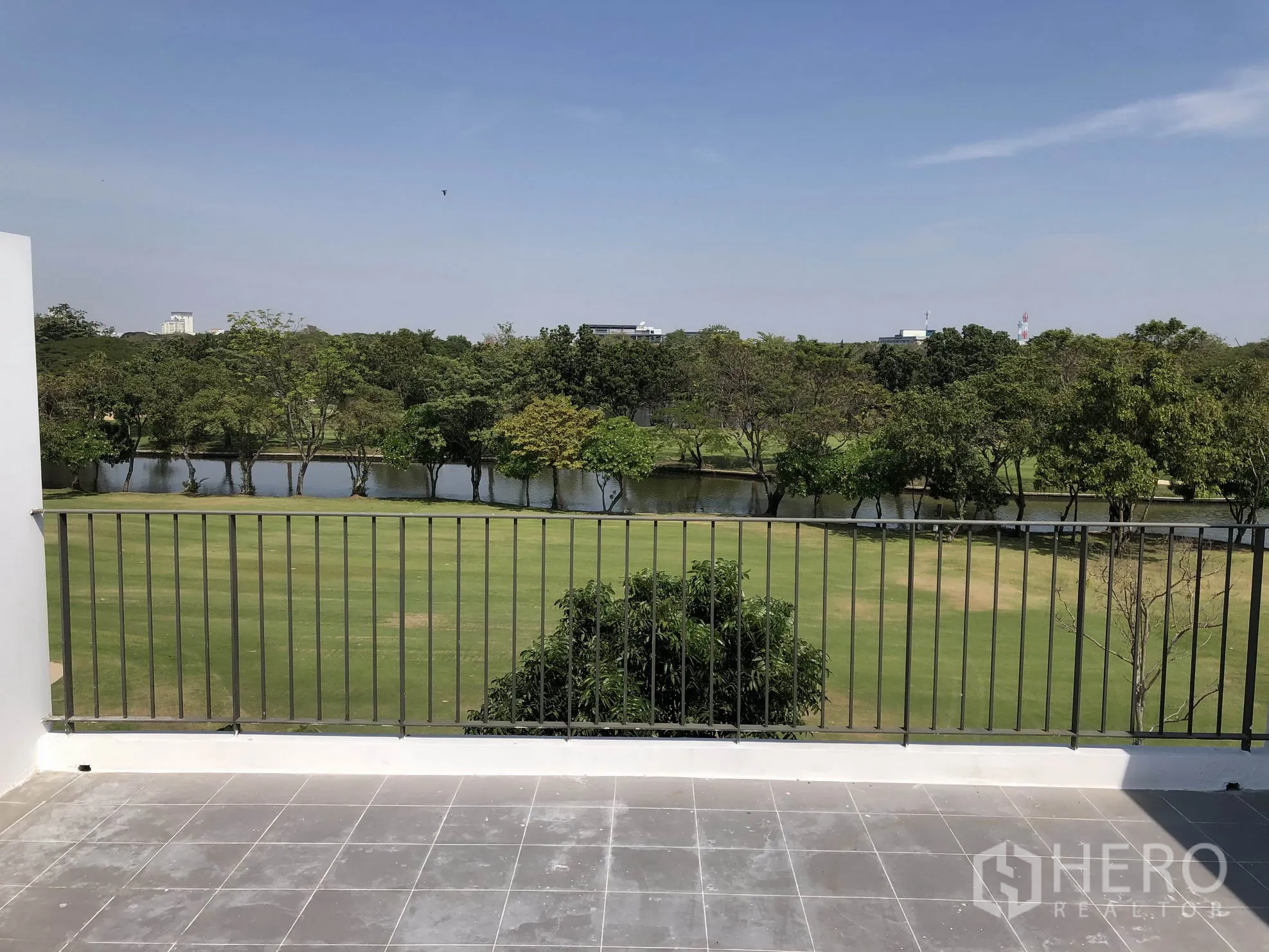 ทาวน์เฮาส์ ให้เช่าในBang Kapi, Bangkok - ระเบียง/ดาดฟ้ากว้าง มองเห็นวิวแฟร์เวย์และทะเลสาบสีเขียว